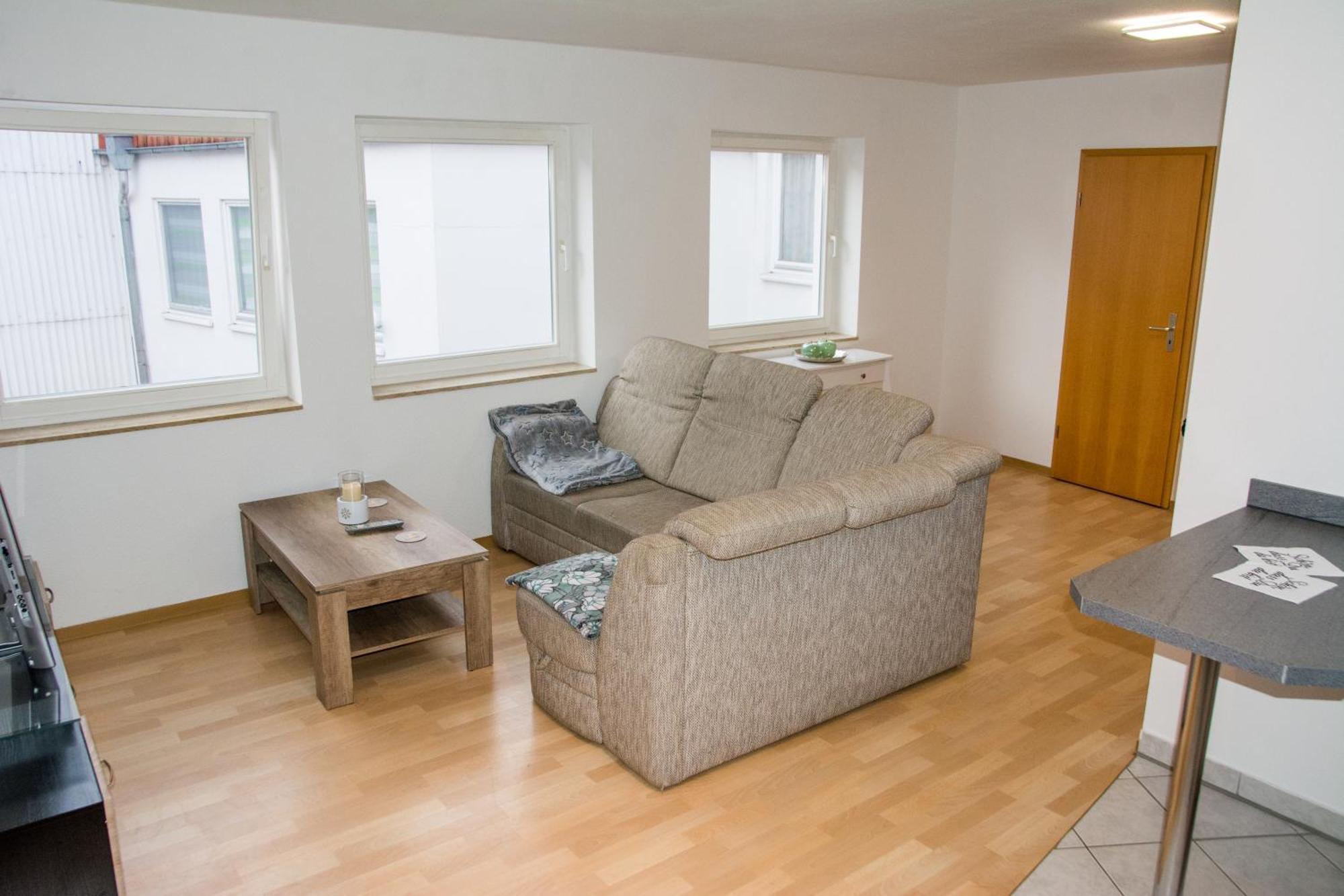 Schoene 2-Raum-Wohnung Im Zentrum Waltershausens Esterno foto