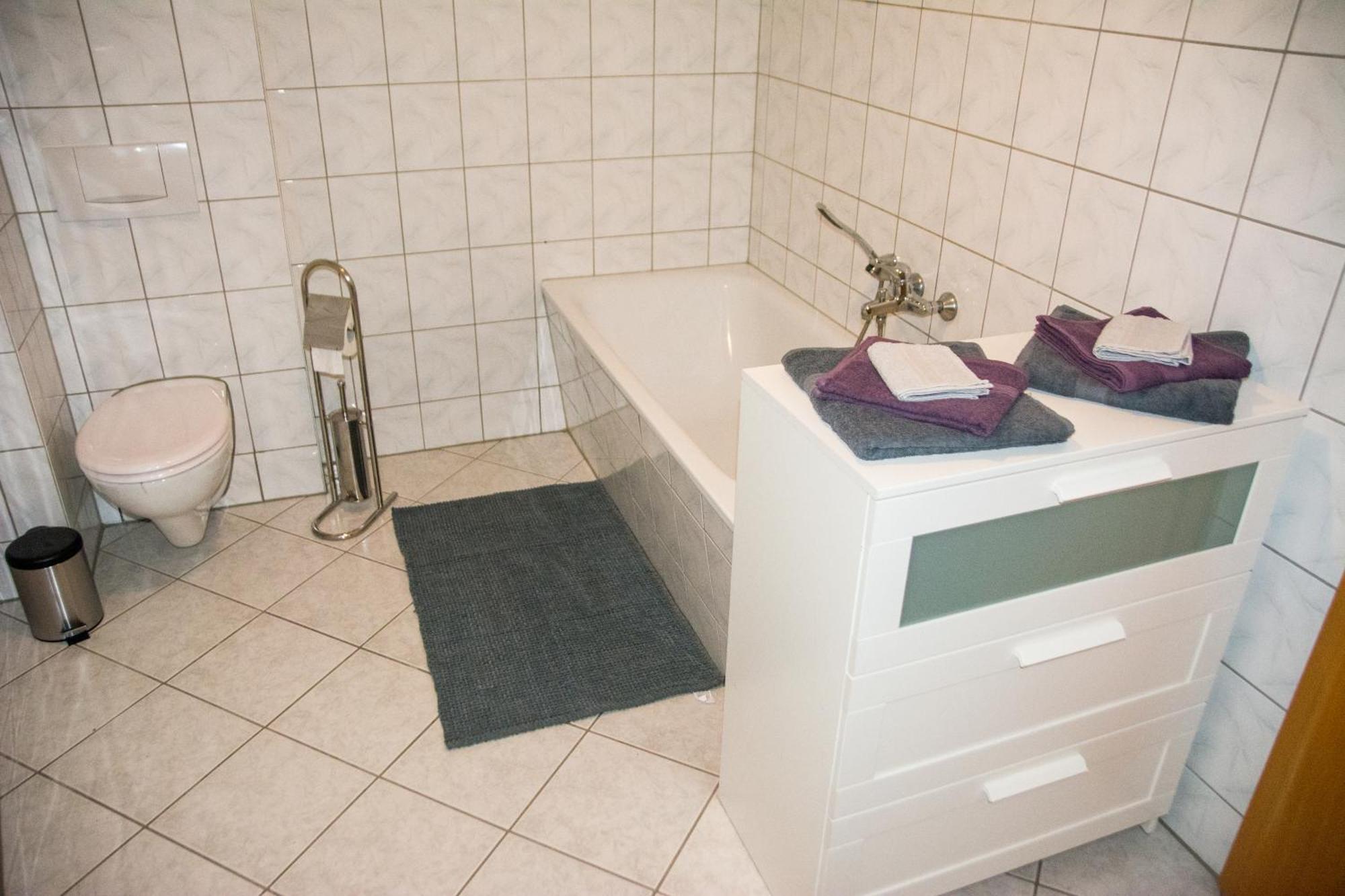 Schoene 2-Raum-Wohnung Im Zentrum Waltershausens Esterno foto